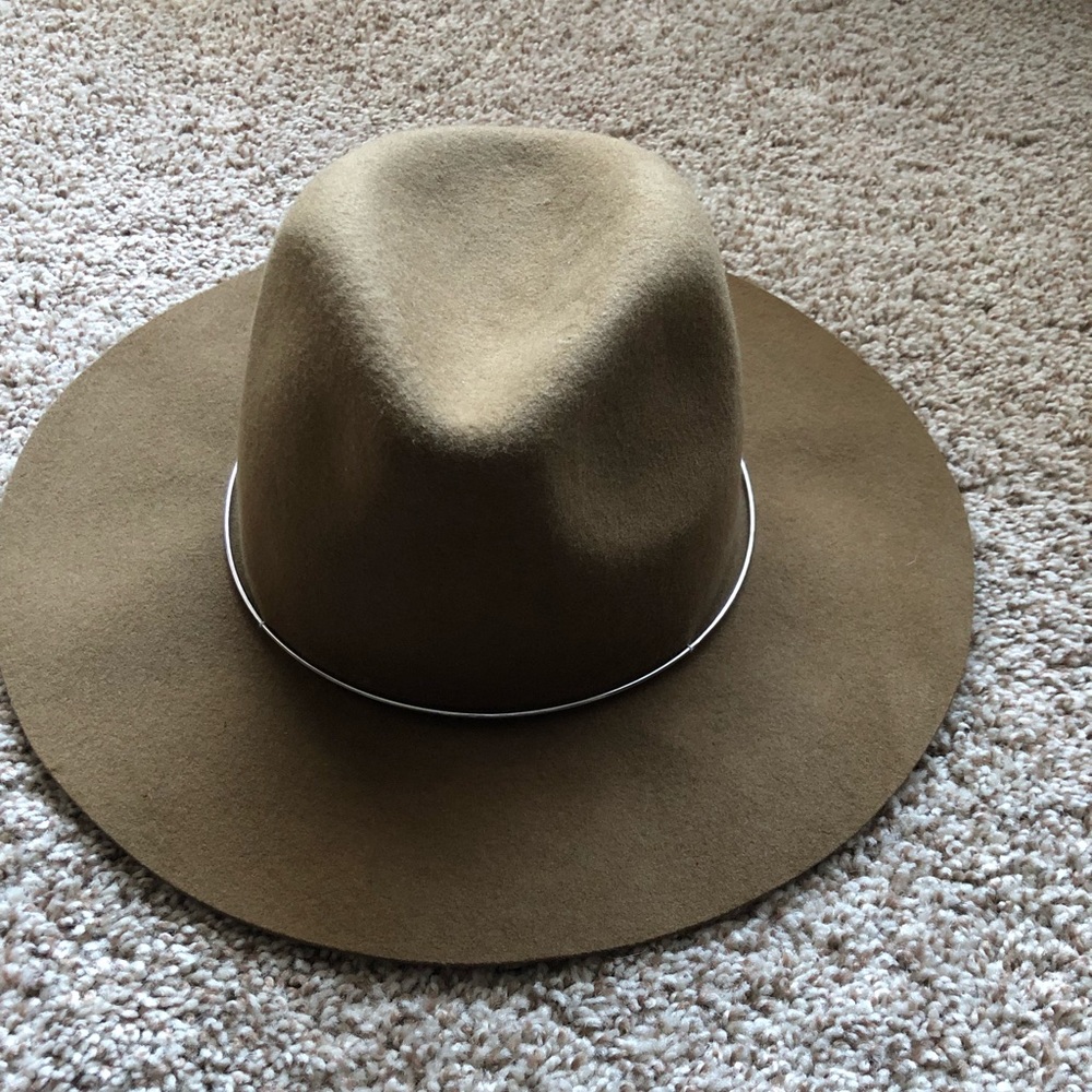 Tan hat